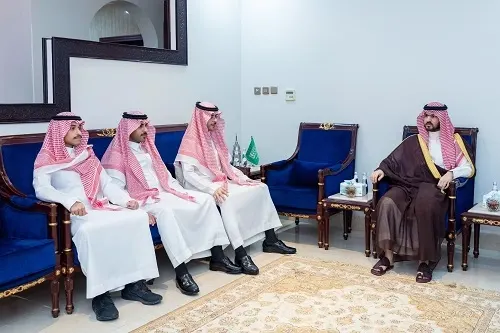 نائب أمير الشرقية يعزي أسرة العسكر