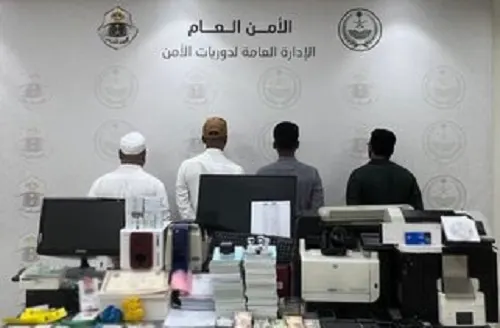 القبض على 4 نصابين يبيعون أساور حج مزورة