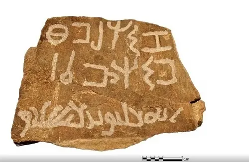 يعود للقرن الخامس الميلادي.. اكتشاف نقش أثري في تبوك
