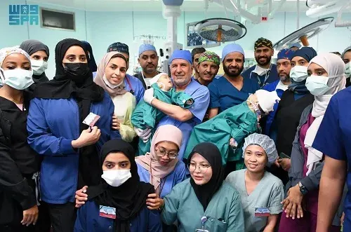 نجاح فصل التوأم السيامي الفلبيني “أكيزا وعائشة”