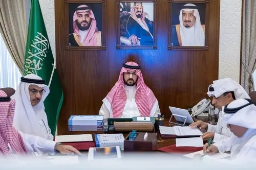 الأمير سعود بن بندر يطلع على مخطط حفر الباطن و التصميم العمراني