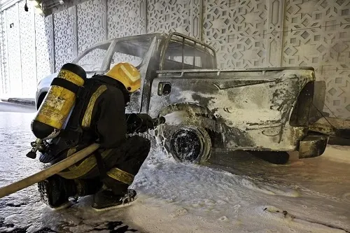 جدة.. نجاة سائق من حريق سيارته وتفحمها في حي الرويس