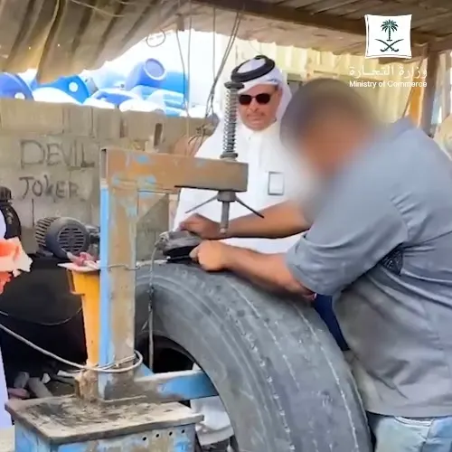 سقوط عصابة غش إطارات السيارات في الدمام