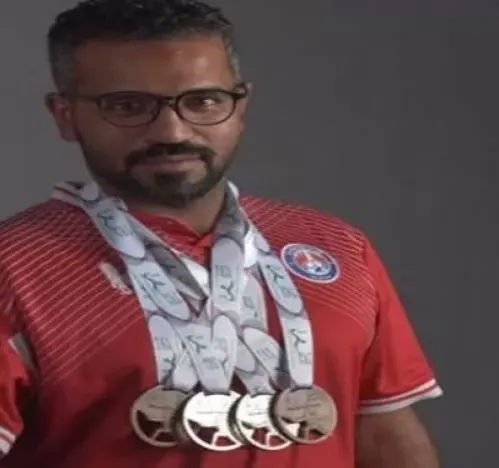 “زيد” يضمّد جراح والديه بعد عام من فاجعة أشقائه الأربعة