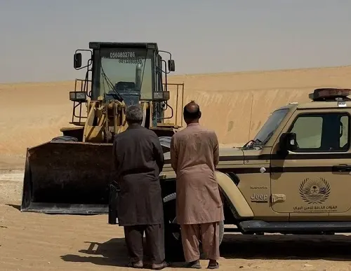 القبض على مقيمين يجرفان التربة في الشرقية