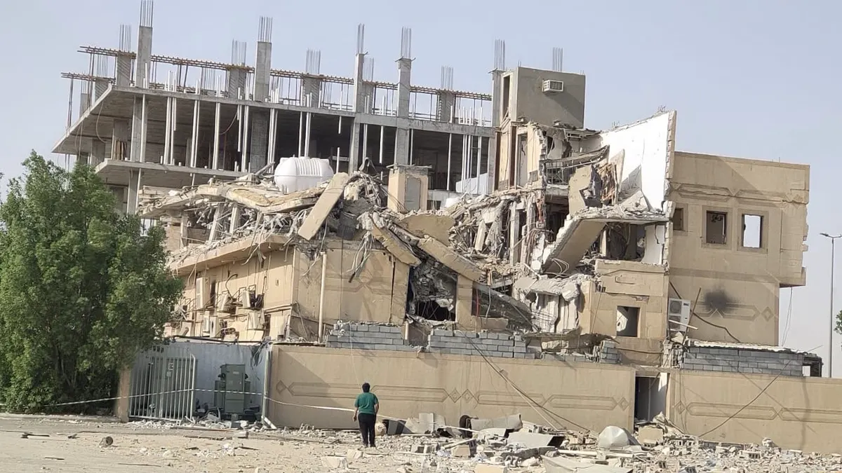 القطيف.. وميض لحظي يهدم مطعماً معروفاً في “صناعية الأوجام”