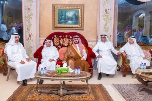 نائب أمير الشرقية يقدم العزاء لأسرة العجلان