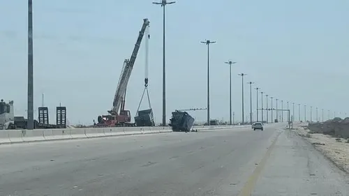 صفوى.. رفع شاحنة انقلبت في طريق جسر راس تنورة الجديد