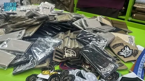 الرياض.. مصادرة 2300 رتبة و شعار و 400 بدلة عسكرية مخالفة
