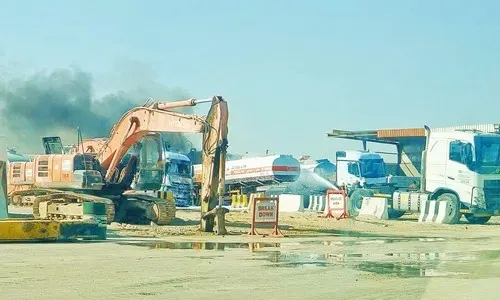 غرب الجش.. حريق يلتهم معدات ثقيلة و شاحنات