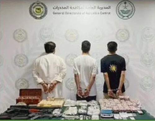 القبض على 3 مروجي حشيش وإمفيتامين و “حبوب” و أسلحة في الشرقية
