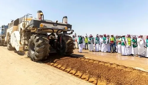 معدة جديدة تُجري الصيانة من إسفلت الشارع نفسه