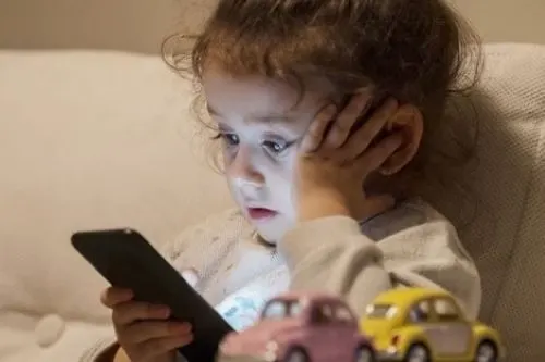 دراسة: الهواتف الذكية تزيد من عصبية وعناد الأطفال