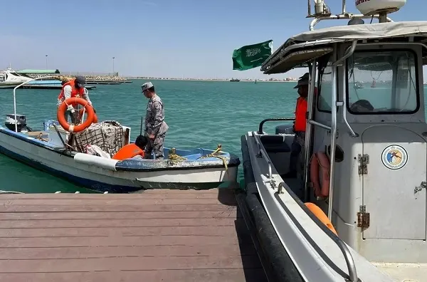 إنقاذ بنجلاديشي تعطل مركبه في عرض البحر
