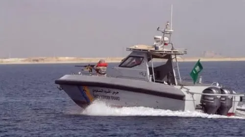 مكة.. إنقاذ مواطنين علقا في عرض البحر