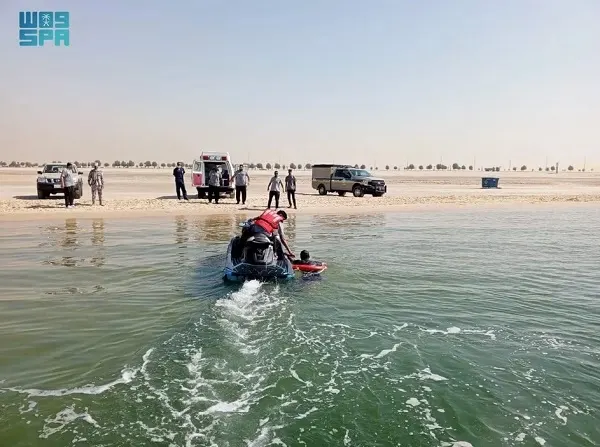 الخبر.. إنقاذ 4 مصريين من الغرق أثناء ممارسة السباحة