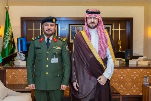 الأمير سعود بن بندر يقلد مدير سجون الشرقية رتبه لواء