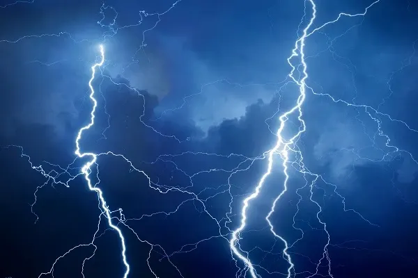 دراسة أمريكية تحذر: تلوث الهواء يزيد ضربات البرق في العواصف الرعدية