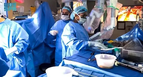 إنجاز عالمي.. نجاح أول عملية زراعة قلب كاملة بالروبوت في “تخصصي الملك فيصل”