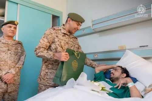 قائد القوات المشتركة يزور مصابي عاصفة الحزم