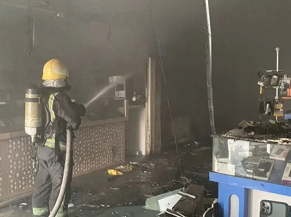 الرياض.. إخماد حريق محال تجارية في حي اليرموك
