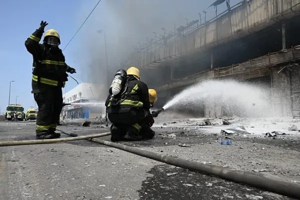 جدة.. إخماد حريق محل ومستودع في “الحرازات”
