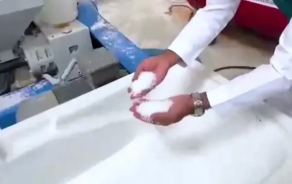 تبوك.. 10 أطنان منتجات مجهولة المصدر في معمل بلاستيك مخالف