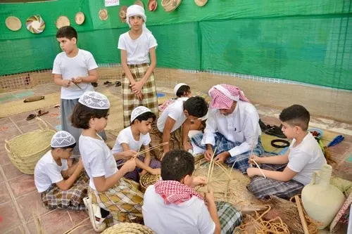 طلاب في صفوى يرتدون ثياب “النّخالْوَهْ” في مهرجان النخلة