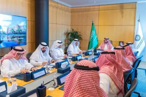 الأمير سعود بن بندر يتابع مستجدات تطوير جزيرة دارين وتاروت