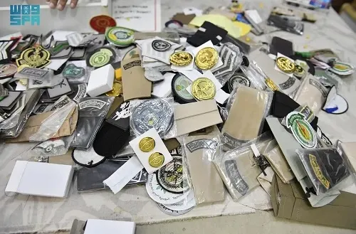 الرياض.. ضبط 3000 رتبة وشعارات عسكرية مخالفة وإغلاق 6 محلات خياطة
