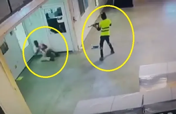 الأردن.. شرطة العقبة تبحث عن موظف مفصول رشّ رئيسه بـ “كلاشينكوف”