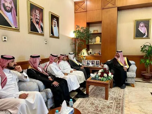 محافظ القطيف يناقش اعادة تأهيل المناطق الملوثة بيئيًا