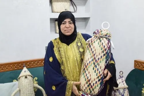 معصومة الحمدان تعود من عزلتها بـ 15 عملاً خوصياً مبتكراً