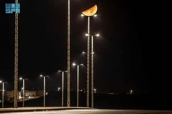 التربيع الأول لقمر ربيع الآخر في السماء