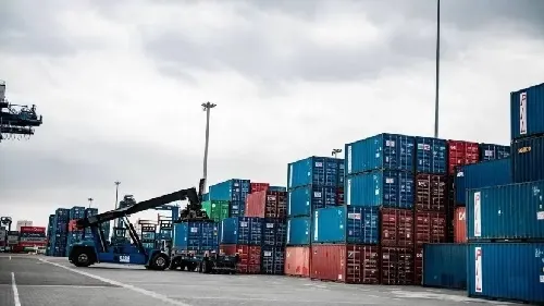 غداً.. تخفيض مقابل الشحنات الجمركية.. وفرض 15 ريالاً على شحنات المتاجر الإلكترونية الخارجية