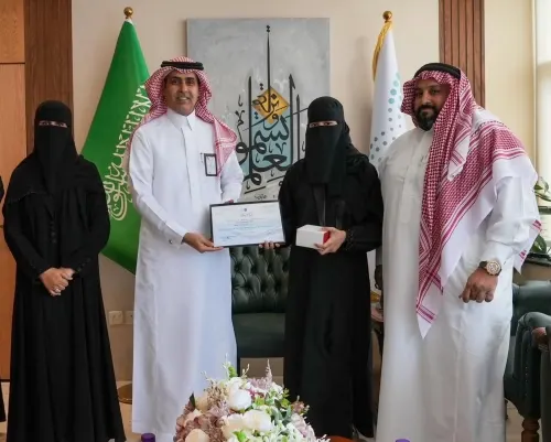 مدير تعليم الشرقية يُكرم جنان آل حماد الأولى في تحدي القراءة