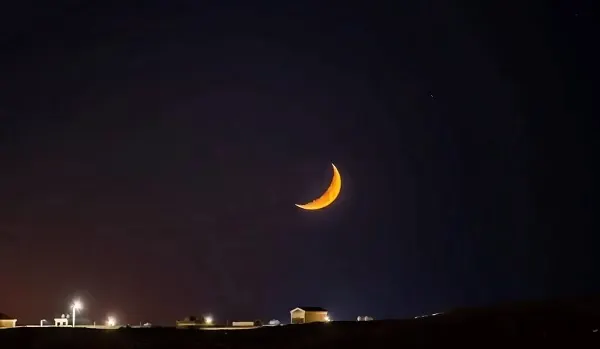 القمر مقترناً بنجم قلب العقرب ونجم النياط في سماء عرعر