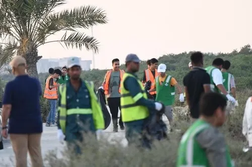 صور] كورنيش سنابس.. سواعد المتطوعين تُصلح ما أفسده ملوّثو البيئة