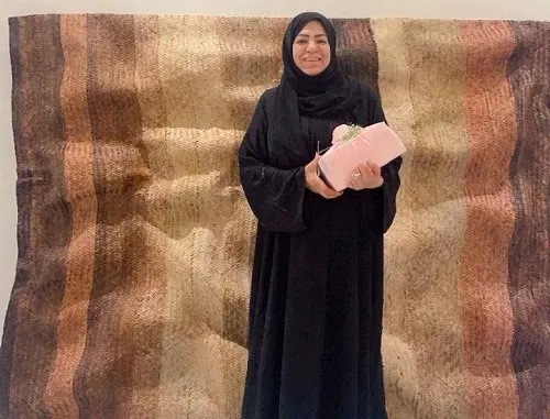 معصومة الحمدان تُحول الخوص إلى منتجات ومجسمات في متحف المدينة