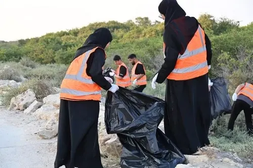 صور] سواعد الشباب والفتايا تنظف كورنيش سنابس