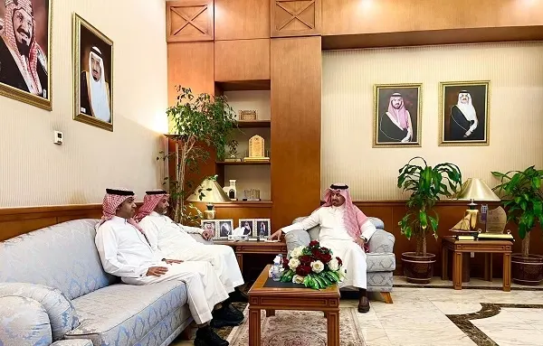 الخريف يطلع على سير العمل في شبكة القطيف الصحية
