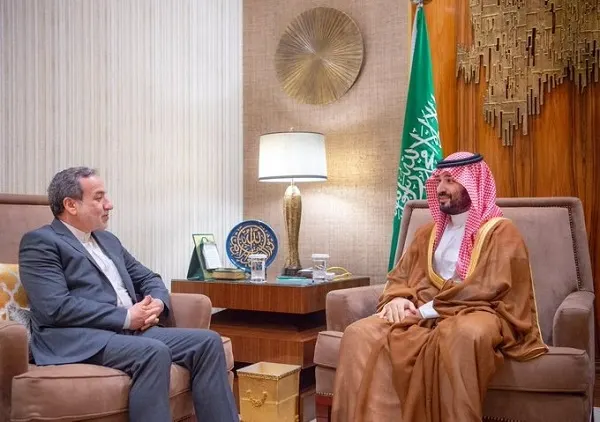 ولي العهد يناقش مع وزير خارجية إيران مستجدات المنطقة