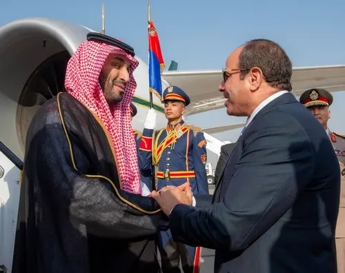 ولي العهد يصل إلى القاهرة والسيسي في مقدمة مستقبليه