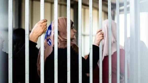 95 أسيرة فلسطينية في سجون الاحتلال.. تفتيش عارٍ وحرمان من الطعام و العلاج