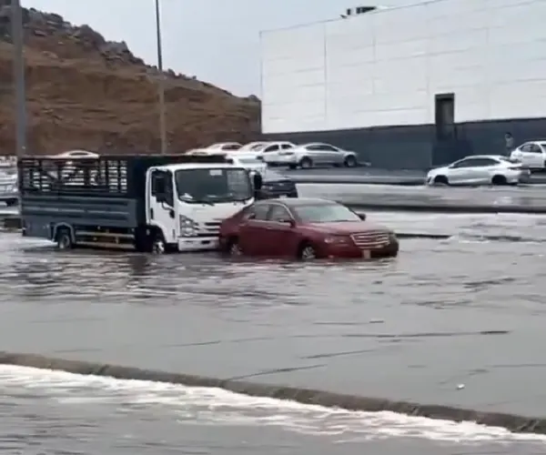 جدة.. أمطار غزيرة تغمر الطرق