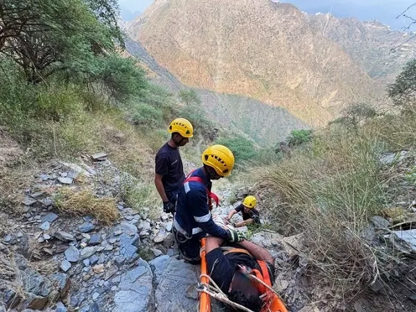 جازان.. إنقاذ شخص علق في مرتفع جبلي