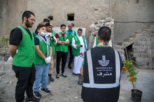 74 متطوعًا ومتطوعة يهيئون المنازل القديمة في قلعة القطيف