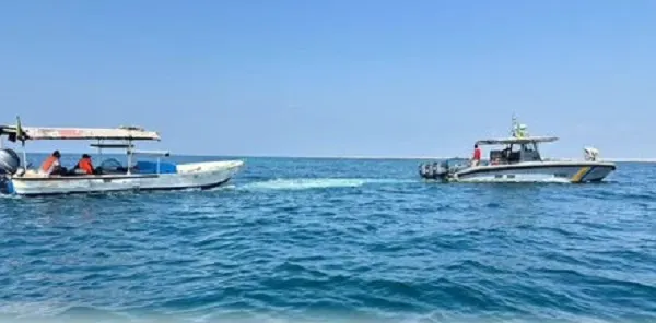 إنقاذ مواطنين تعطل مركبهما في عرض البحر