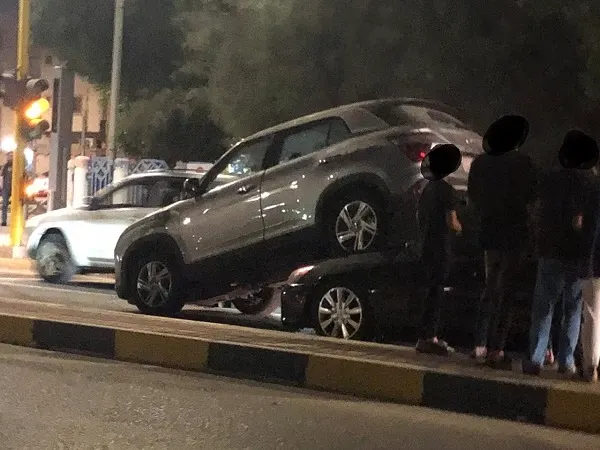 صفوى.. ضغطة “R” بالخطأ تضع سيارة امرأة فوق سيارة امرأة أخرى