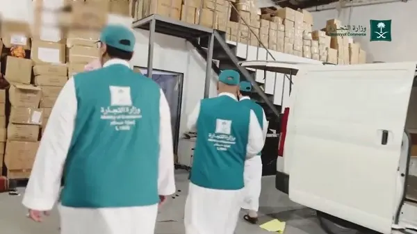 مكة.. مداهمة لـ “التجارة” تحبط تسويق نصف مليون عبوة عطر مغشوشة